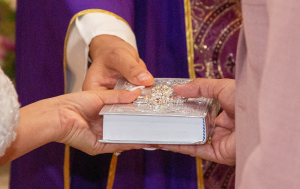 Novios con la Biblia durante su ceremonia religiosa en Guadalajara