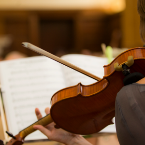 Músicos tocando en ceremonia religiosa de boda en iglesia de Guadalajara