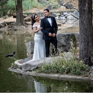 Pareja abrazada en sesión fotográfica previa en Parque Colomos, Guadalajara